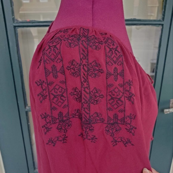 American Eagle Burgundy Boho 3/4 Sleeve Embroidered Lace Up Top sz S - Picture 3 of 6